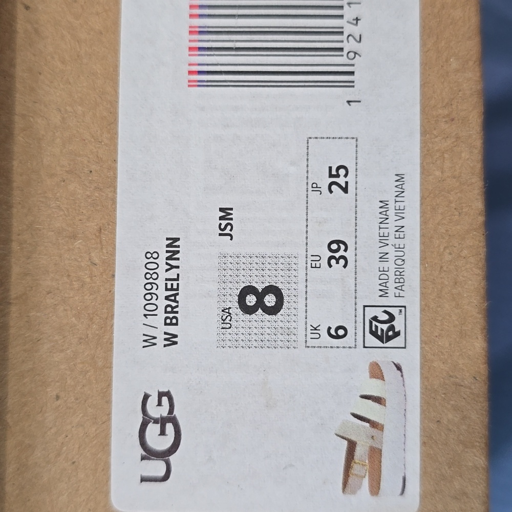 UGG Cream and Tan Sandals Minimalist Design - Picture 4 of 5